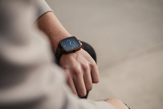 HOT&TOT | WODAN HERRENUHR AUS HOLZ | QUADRATISCH | 40MM | WALNUSSHOLZ | SILBER