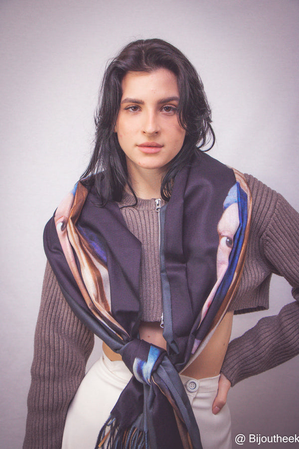 De skinny scarf is na twintig jaar officieel terug van weggeweest De skinny scarf is na twintig jaar officieel terug van weggeweest