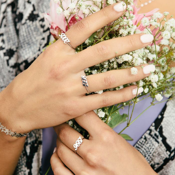 Michelle Bijoux zilverkleurige open initiaal jaartal ring